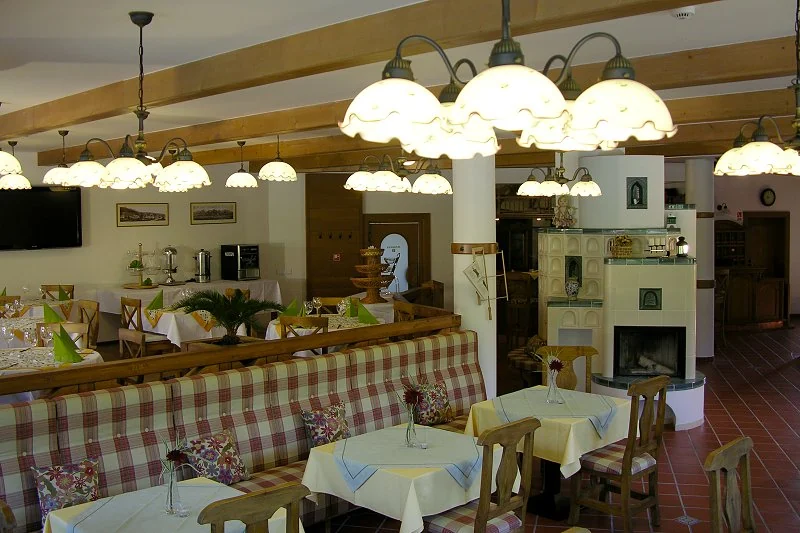 Reštaurácia s kachľovou pecou a lampami